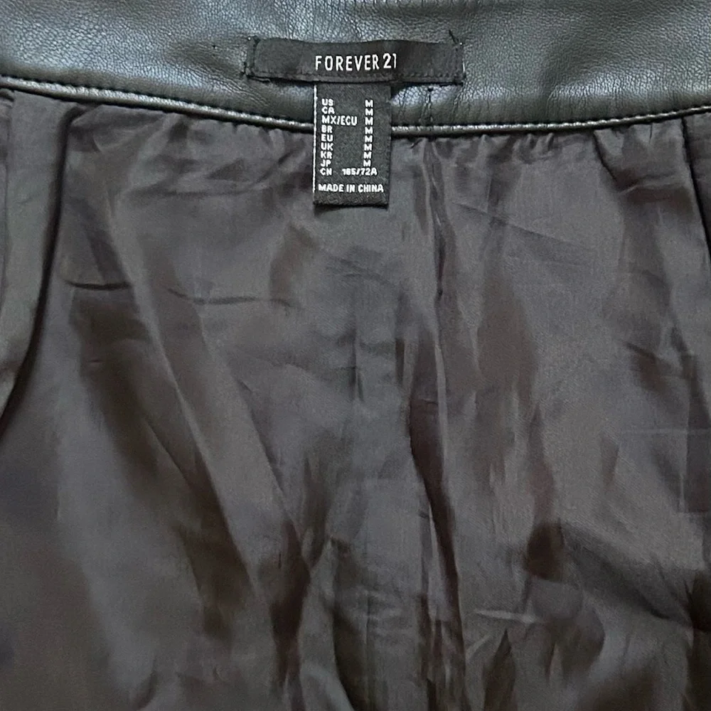 Black faux leather skirt - Picture 2 of 4